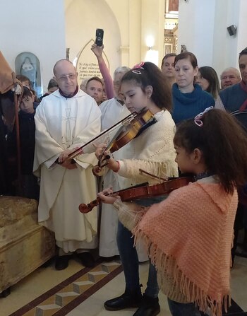 Ailén junto a su hermana