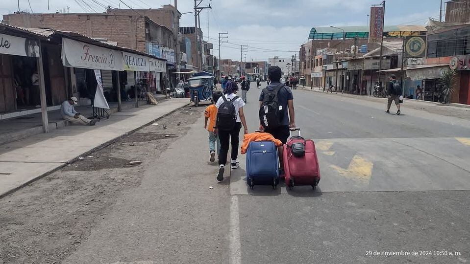 Pasajeros varados tienen que caminar varios kilómetros para hacer trasbordos debido al bloqueo de la Panamericana Sur. - Crédito: Marcona en Vivo