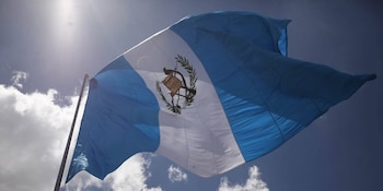 La bandera de Guatemala tiene tres franjas verticales y el color blanco representa la pureza, la paz y la posición del país entre dos masas de agua.