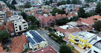 Con fachadas de ladrillo y