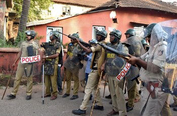 Policías apuntando sus armas durante