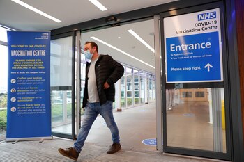 Un hombre sale del centro