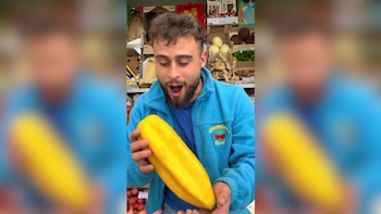 Un frutero enseña lo que