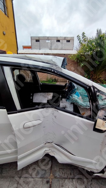 Chocó contra un poste, el seguro negó la destrucción total y terminó en juicio: deberán pagarle el auto, el daño moral y la privación de uso
