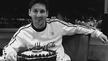 Un golpe de atrás, una pelea y una promesa: la historia detrás del primer cumpleaños que Messi pasó concentrado con la Selección