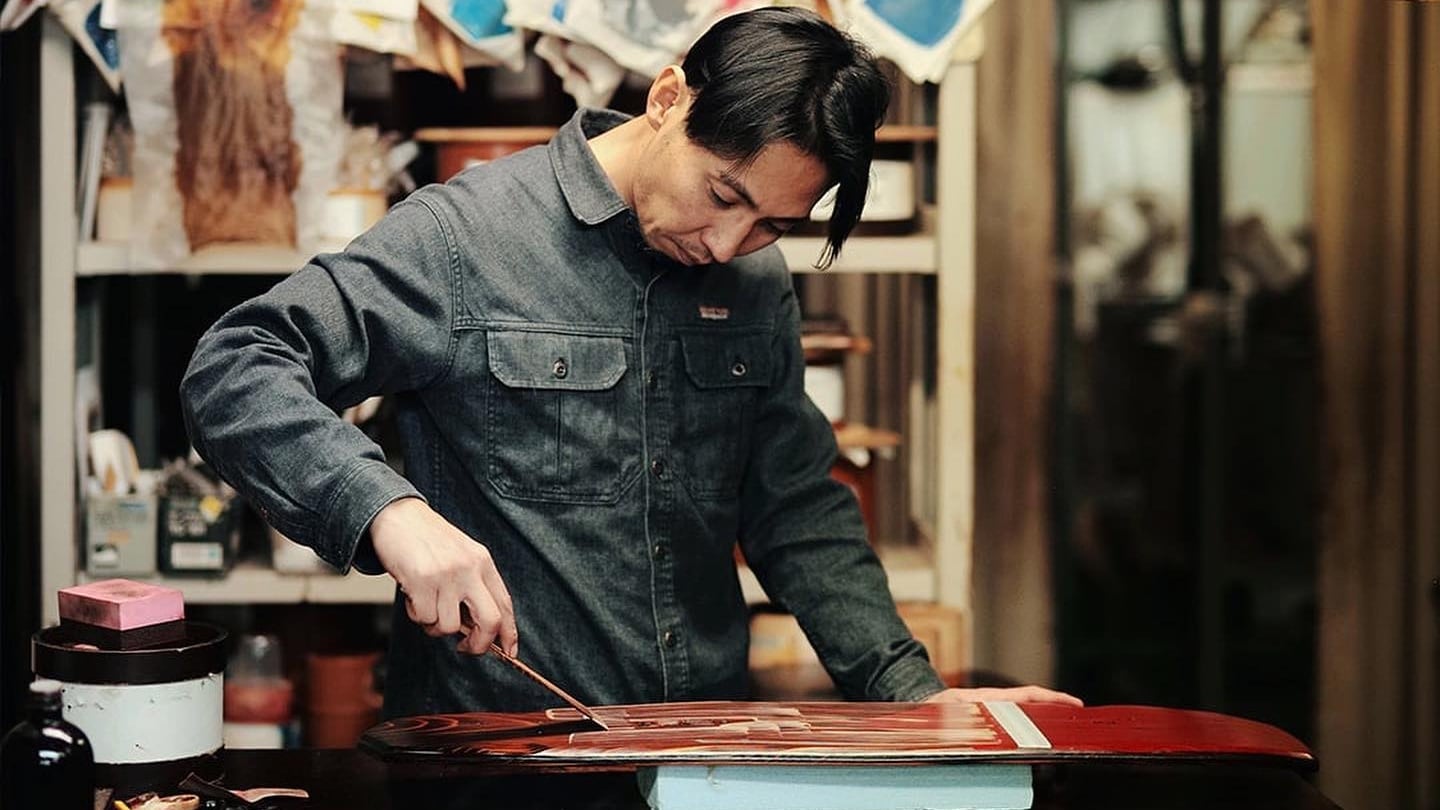El heredero de una lacería de Kioto conserva las cicatrices de los troncos y aplica resina japonesa para crear piezas únicas (@TakuyaTsutsumi)