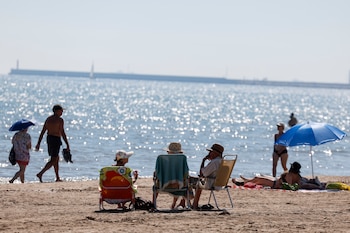 Vista general de la Playa de la Patacona durante este jueves en el que la Comunidad Valenciana. (Manuel Bruque/EFE)