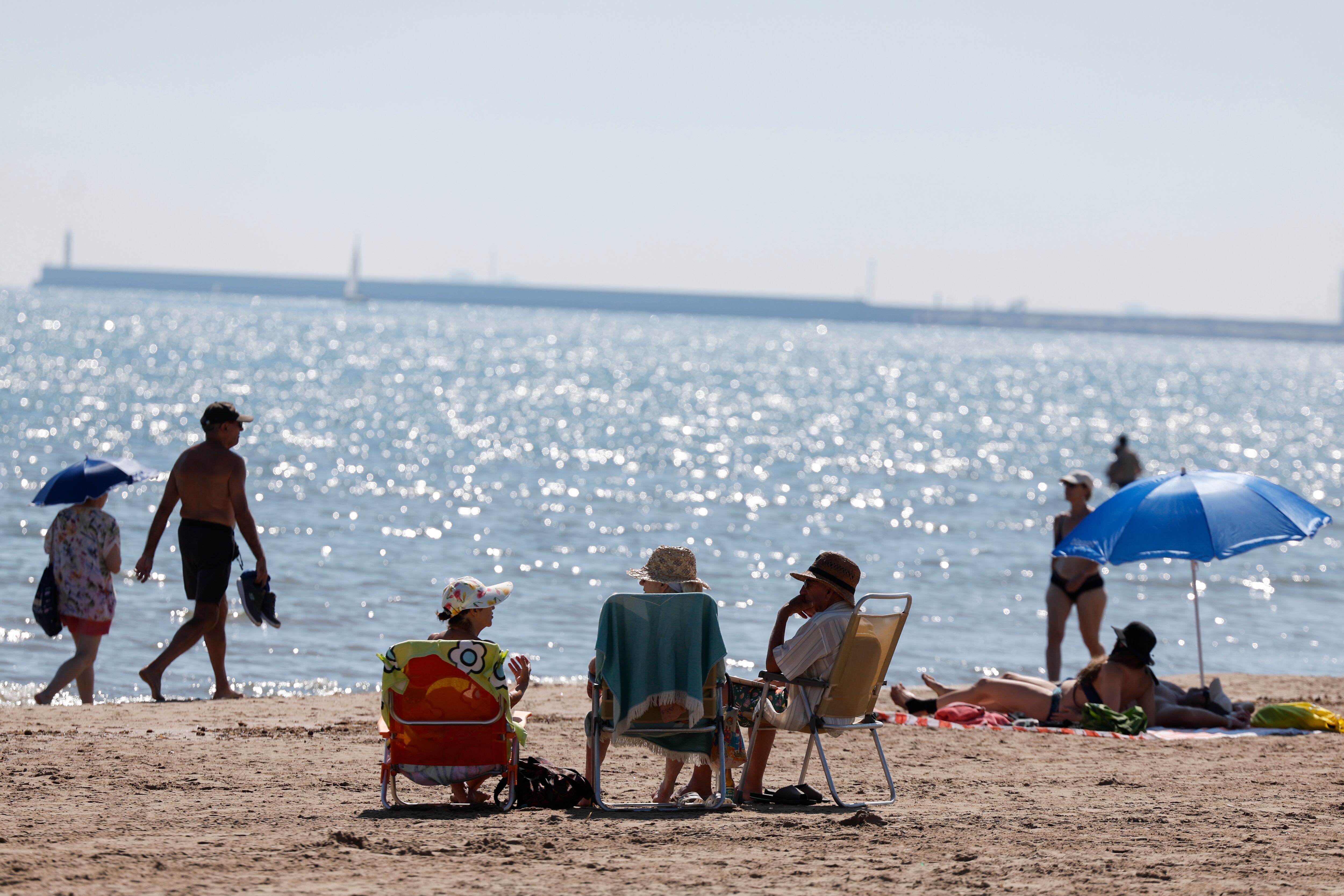 Vista general de la Playa de la Patacona durante este jueves en el que la Comunidad Valenciana. (Manuel Bruque/EFE)