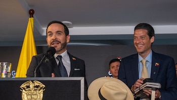 Video | De la Espriella respondió a los “zurdos” que lo critican por ser “cabezón y frentón” y provocó risas durante una visita en el Ministerio de Comercio