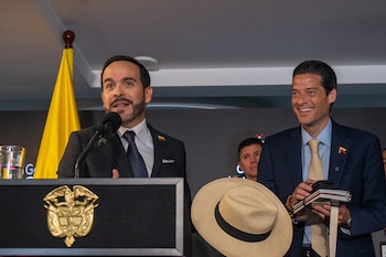 Abelardo de la Espriella recibió un sombrero aguadeño durante su visita al Ministerio de Comercio y respondió a los que lo critican por "frentón" (Presidencia/Cesar Carrión)