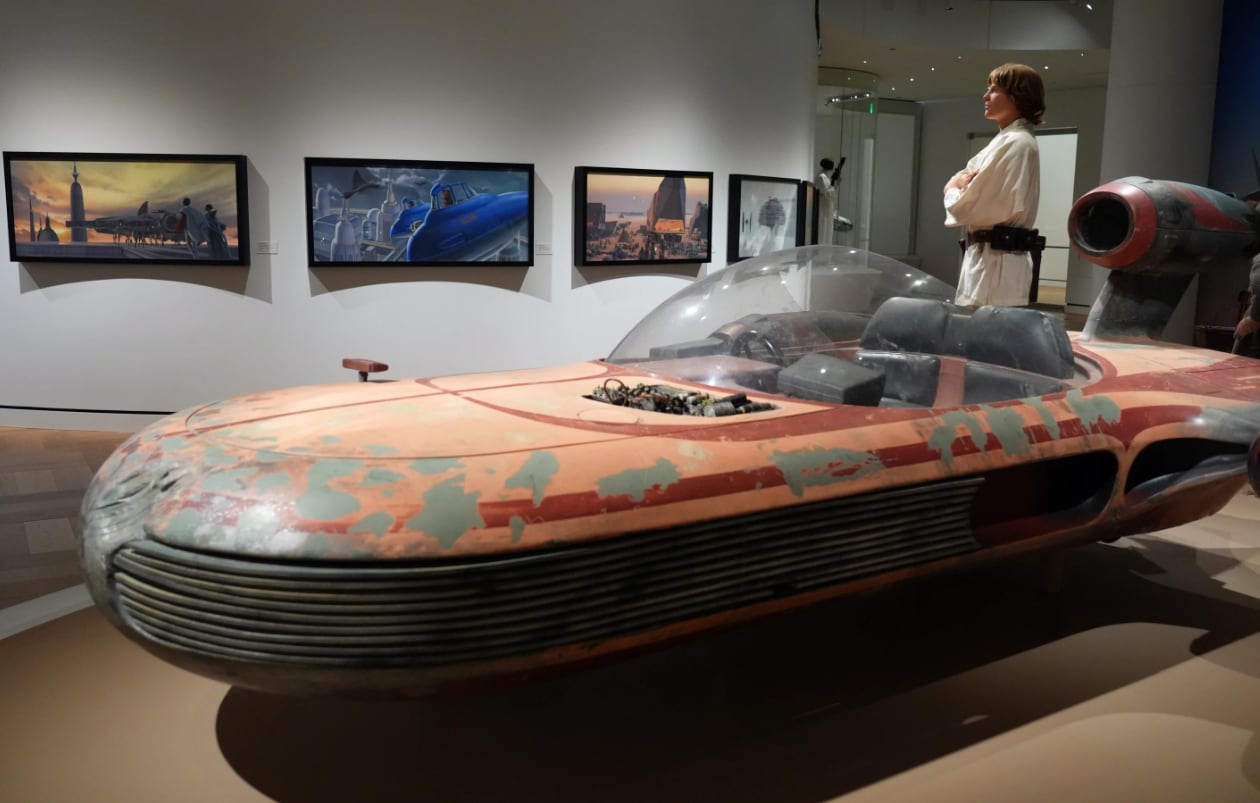 El criterio curatorial del museo prioriza las historias por encima de las categorías e incorpora obras de Frida Kahlo, Diego Rivera y Andy Warhol (AP/Chris Pizzello)