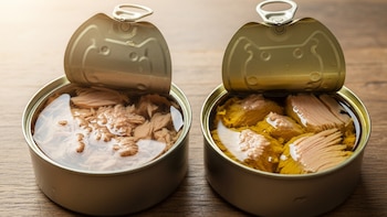 Cuál es la diferencia entre el atún en agua y en aceite y cuál es más saludable
