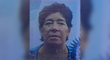 Fotografía del rostro de una persona en un documento de identidad azul con la imagen de un sol en la parte inferior derecha
