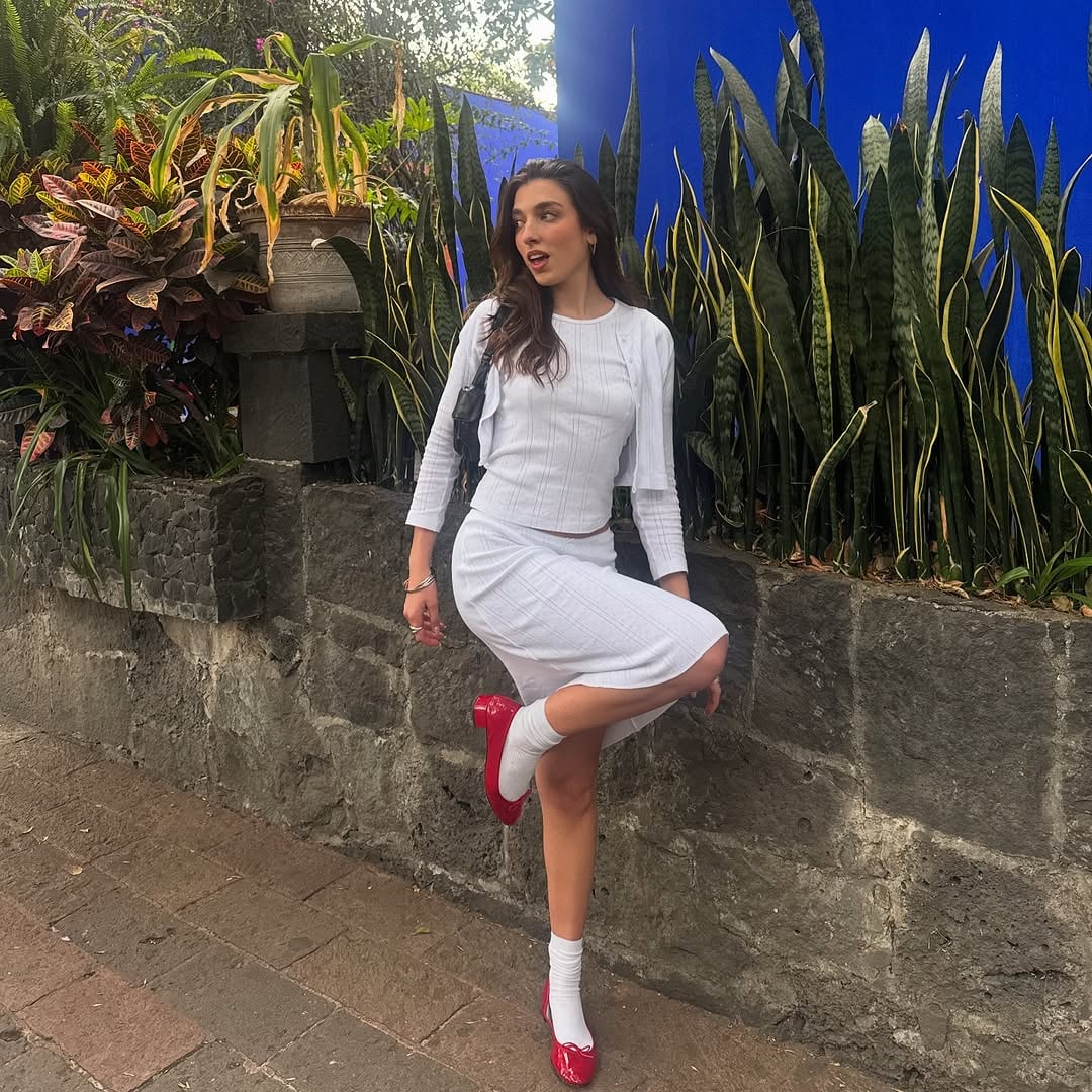 El ascenso en la industria de la moda de la hermana de Dua Lipa se refuerza con campañas para marcas como Versace y Miu Miu