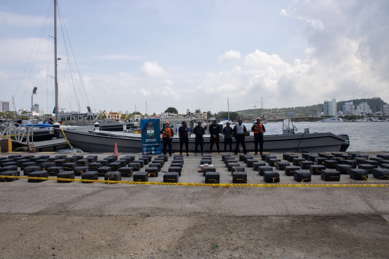 Golpe a las finanzas del narcotráfico: Armada incautó más de tres toneladas de cocaína en Cartagena y se logró la captura de cinco personas