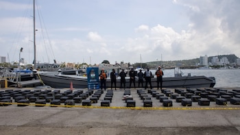Golpe a las finanzas del narcotráfico: Armada incautó más de tres toneladas de cocaína en Cartagena y se logró la captura de cinco personas