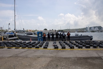 La Armada Nacional y la Fuerza Aérea Colombiana incautaron 3,5 toneladas de cocaína en aguas del mar Caribe - crédito Armada