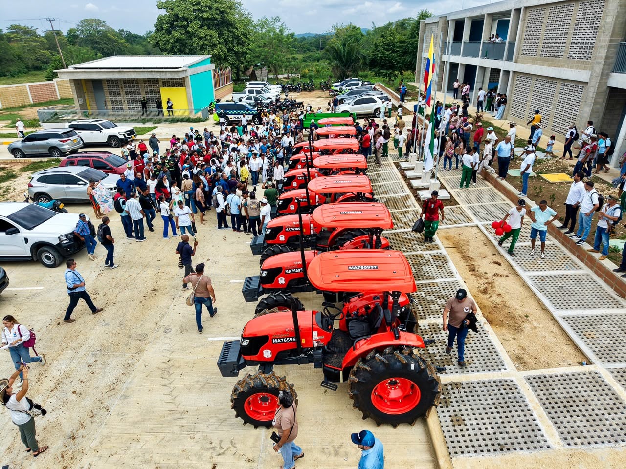 Cada una de las organizaciones beneficiarias recibió un tractor, una rastra de 20 discos, un remolque de cuatro toneladas y un caballoneador - crédito ADR