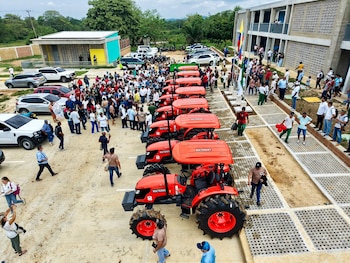 Cada una de las organizaciones beneficiarias recibió un tractor, una rastra de 20 discos, un remolque de cuatro toneladas y un caballoneador - crédito ADR