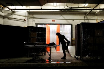 La cremación o inhumación, según