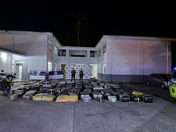 El hallazgo del cargamento, valorado en más de $1.688 millones, se produjo tras el volcamiento y abandono de un camión en el sector La Virgen, en Roldanillo, gracias a la alerta de la comunidad - crédito Policía Valle