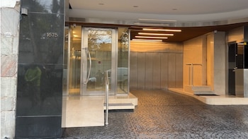 Los dólares del vestidor: se realiza una inspección ocular en el departamento de Jesica Cirio