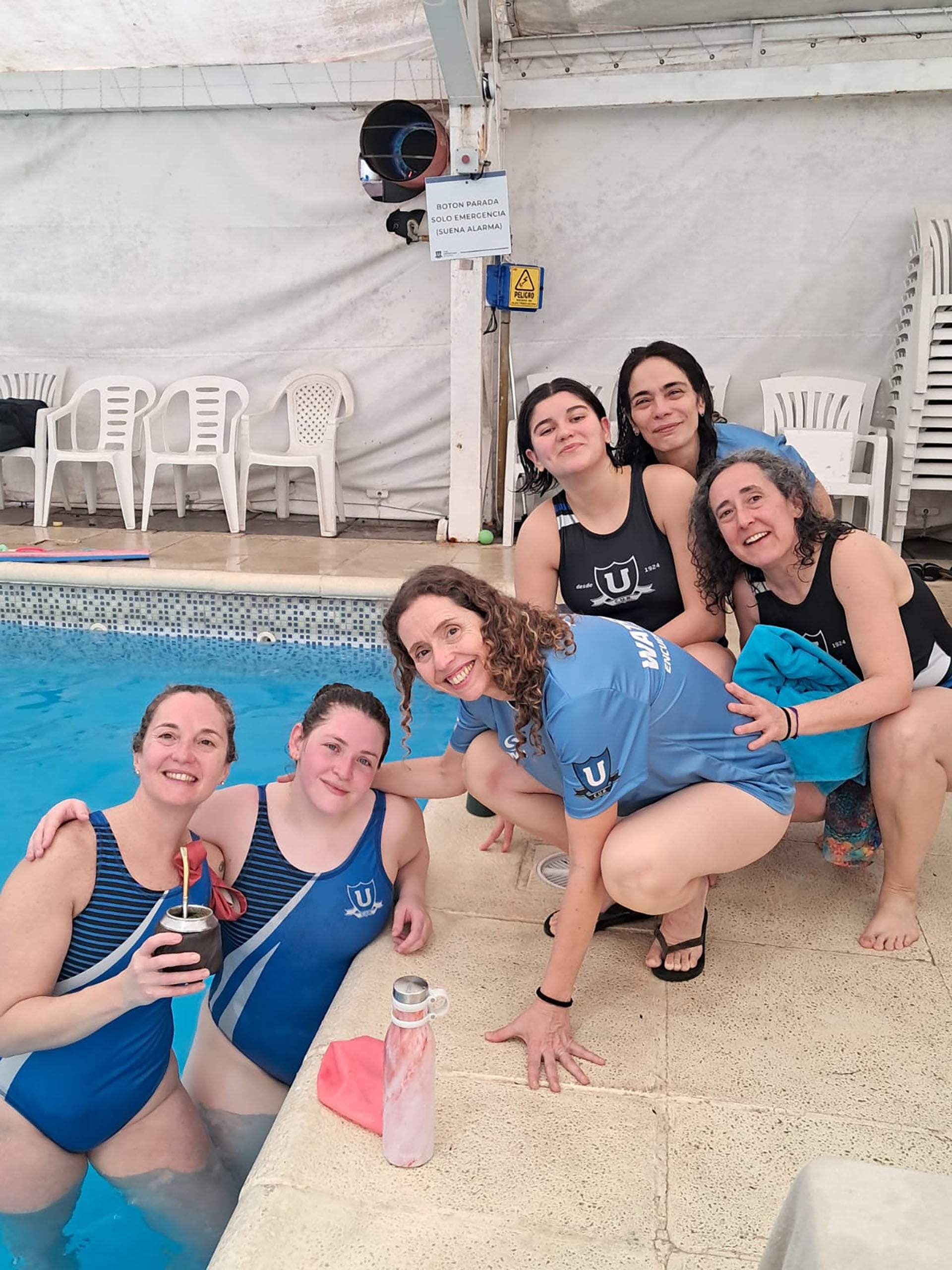 Parte de las organizadoras silvers junto a integrantes de equipos juveniles.