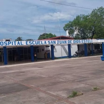 Según testimonios recogidos por 100% Noticias, los pacientes y acompañantes deben comprar papel higiénico y jabón, y enfrentan demoras de hasta un mes para cambiar catéteres en enfermos crónicos. (Imagen de cortesía)