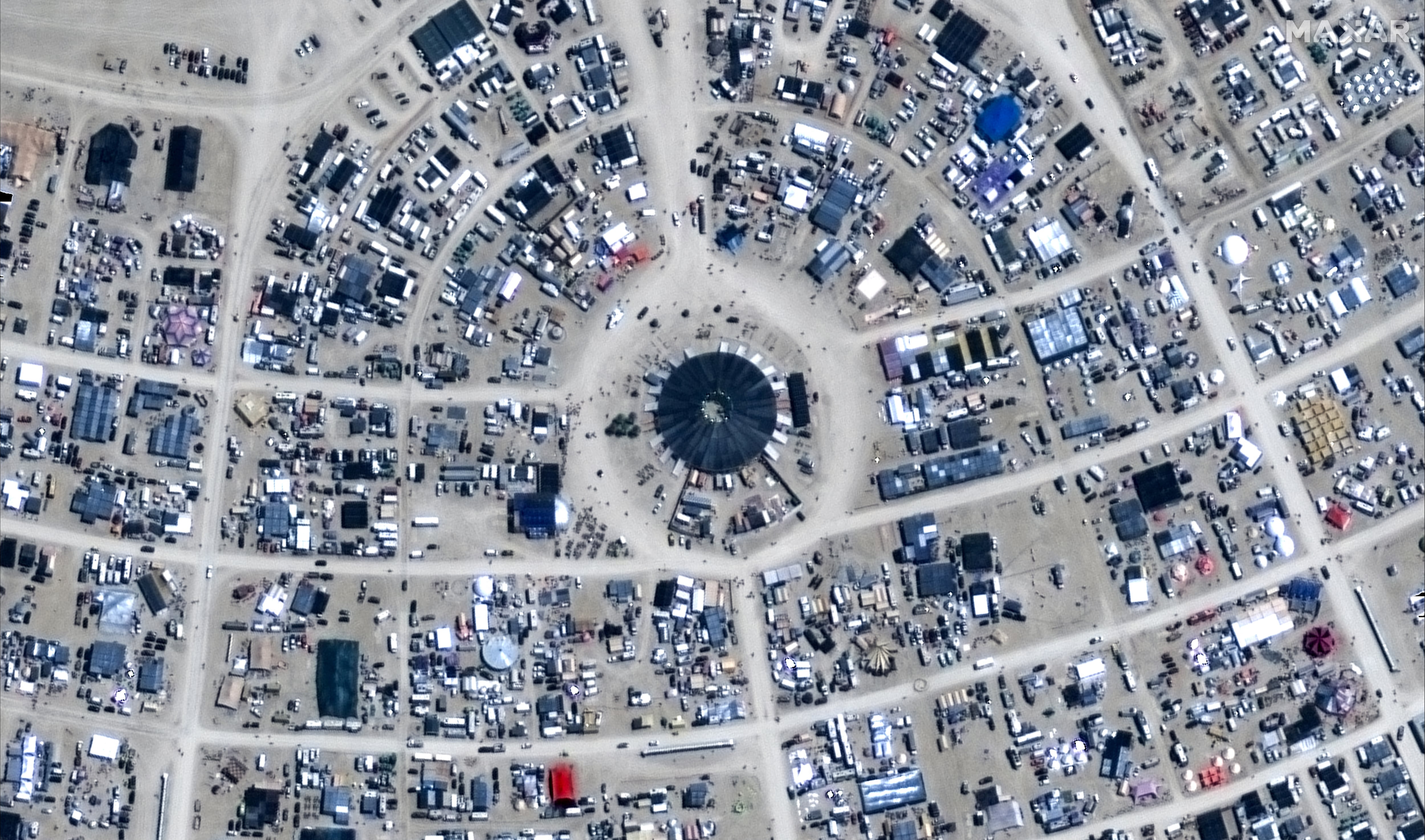 Durante la edición de 2025, se atendieron a aproximadamente 1,450 personas en el Burning Man.