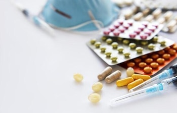 La compra centralizada permitió la adquisición de 706 medicamentos e incluyó la integración de nuevos fármacos para emergencias epidemiológicas y necesidades prioritarias. (Cortesía: Vecteezy)