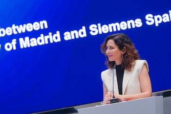 Isabel Díaz Ayuso, visitando la