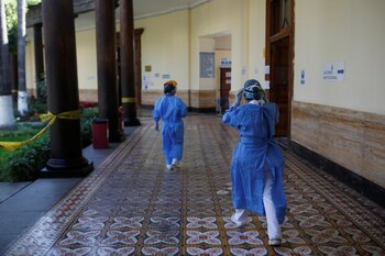 Trabajadores sanitarios con trajes protectores