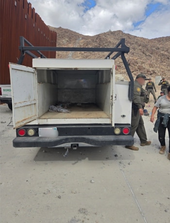 El vehículo en el que fueron transportados 31 migrantes fue abandonado en una zona desértica cercana a la frontera con México. (X @USBPChiefELC)