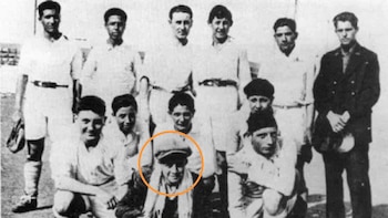 Albert Camus, de joven, jugando como portero en un equipo de fútbol.