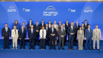 Feijóo posa en foto de familia con conservadores europeos y latinoamericanos y Tajani lo sitúa como próximo presidente