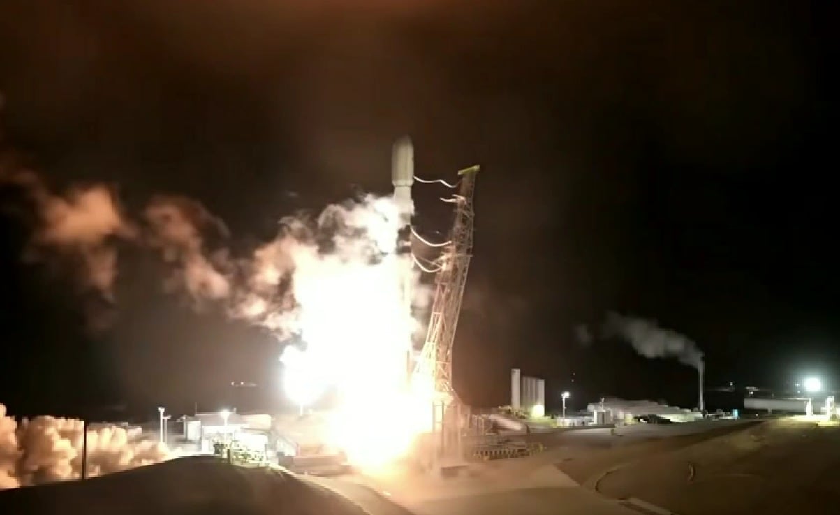 El objetivo principal de la misión consiste en probar y validar el funcionamiento coordinado de sistemas de navegación, comunicaciones y energía en entorno orbital (captura de video)