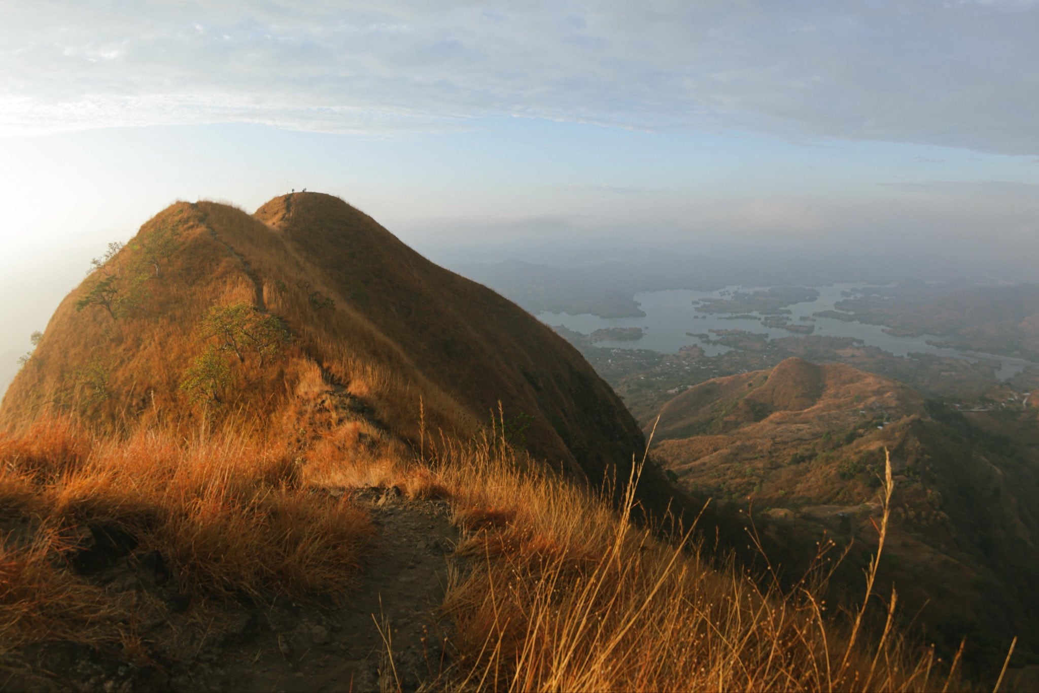 Se localiza en el departamento de Chalatenango, al norte de El Salvador. Su altitud alcanza aproximadamente los 900 metros sobre el nivel del mar, es reconocido por su relevancia ecológica, paisajística y cultural dentro de la región. El cerro se encuentra en las cercanías del municipio de Nombre de Dios y constituye uno de los miradores naturales más visitados del departamento. Es un destino frecuente para actividades de senderismo, acampada y observación de aves. /(El Salvador Travel)