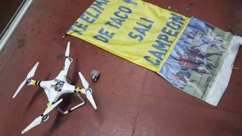 El drone y la bandera