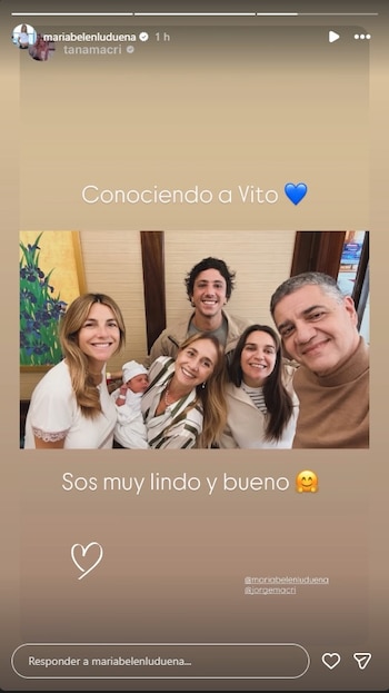 Una foto grupal de cinco adultos sonriendo, con María Belén Ludueña sosteniendo a un bebé recién nacido envuelto en blanco. Jorge Macri está a la derecha