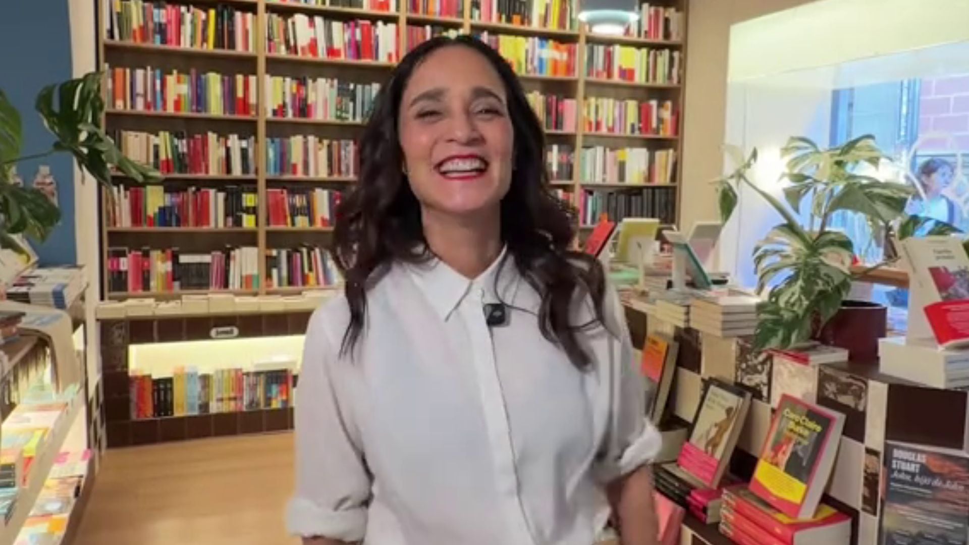 Julieta Venegas compartió cinco recomendaciones literarias durante su visita a la Librería Lasai de Madrid. (Captura de video)