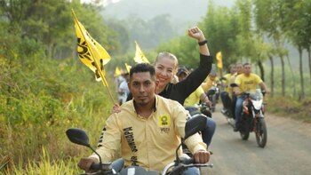 La candidata arropada por el