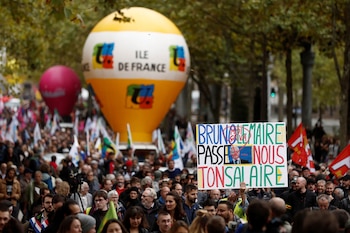 Los manifestantes asisten a la