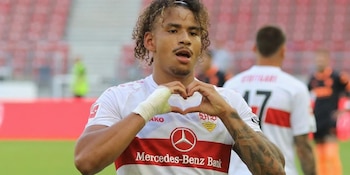 El delantero celebró su primer