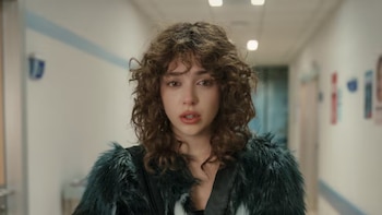 Ana Mena se despide por un momento del rubio platino y sorprende con una melena morena de pelo rizado: queda irreconocible para su nuevo proyecto