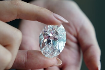 Una trabajadora de Sotheby's posa