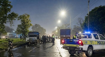 La motocicleta y el camión Mercedes Benz chocaron sobre la colectora de la Autopista Circunvalación, a unos 150 metros del Mercofrut, en San Miguel de Tucumán