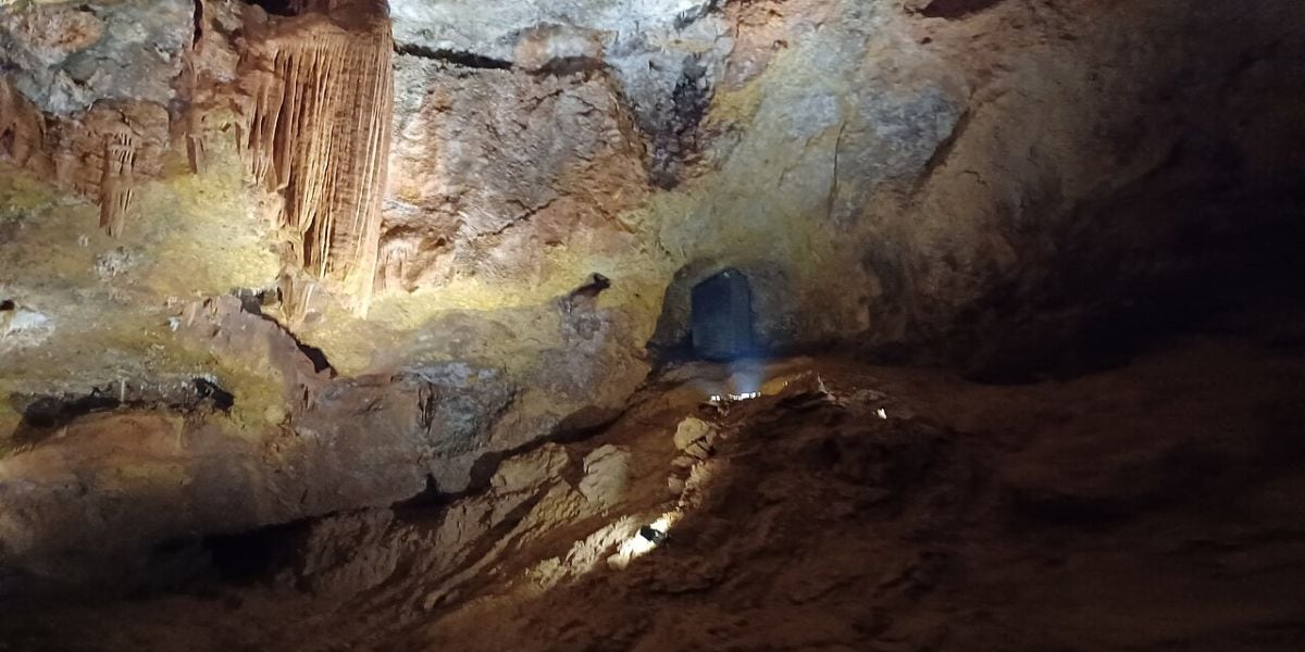 Un misterioso río subterráneo, impactantes formaciones milenarias y la tradición local a cada paso: así es Sant Josep, el tesoro oculto del Mediterráneo