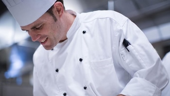 Cómo opera la empresa que gestiona la alimentación de más de 150 sitios en todo el país