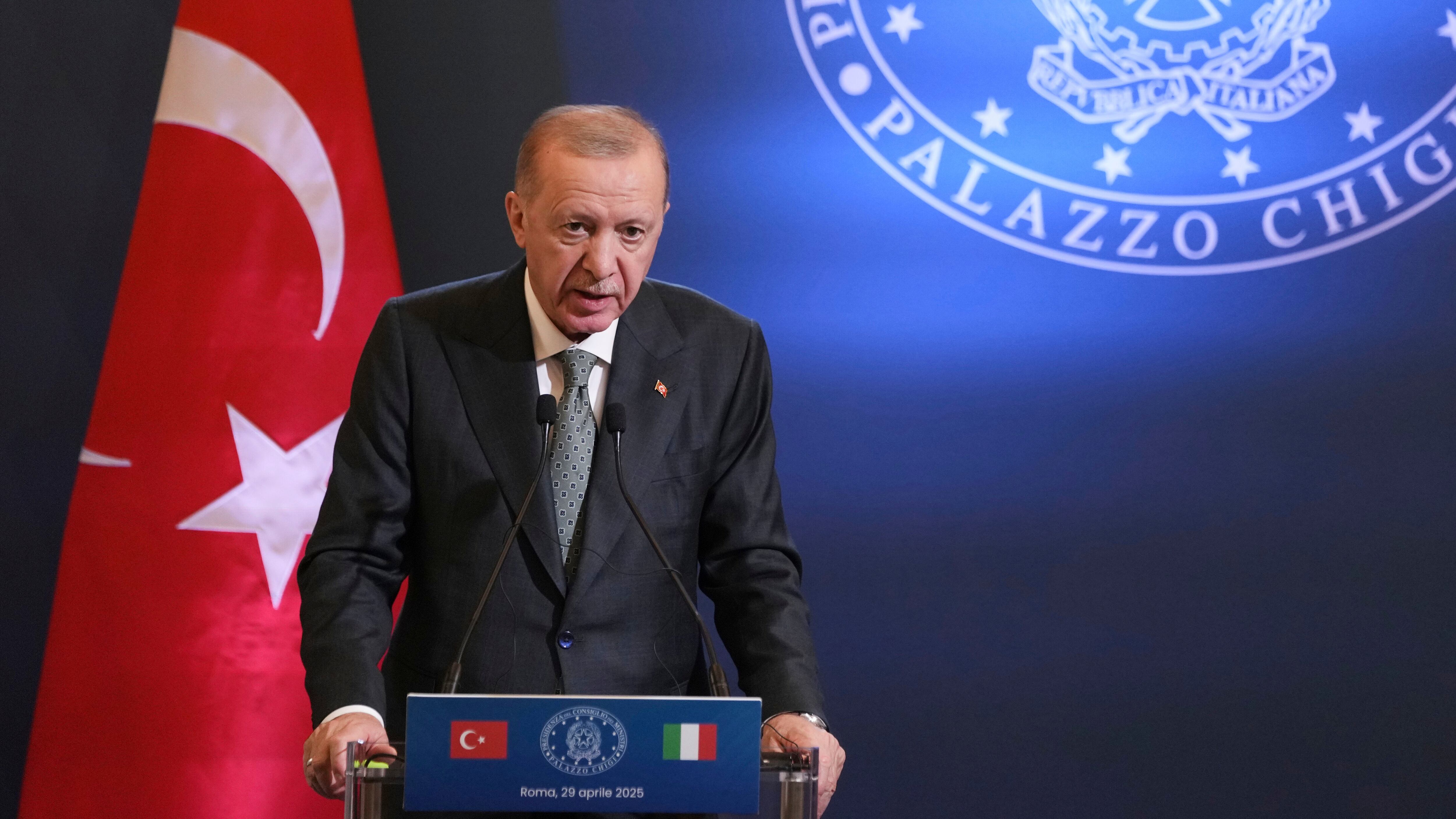 El jefe de estado turco, Recep Tayyip Erdogan, habla durante una conferencia de prensa conjunta con la primera ministra italiana, Giorgia Meloni, en Villa Pamphilj, Roma, el martes 29 de abril de 2025 (AP)