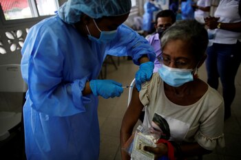 El documento indica que de la semana epidemiológica 43 a la 47 hay una disminución del 31,1 % de los pacientes en planta, y de 69,6 % en las Unidades de Cuidados Intensivos (UCI) y semi intensivos. Foto de archivo. EFE/Bienvenido Velasco